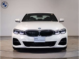 BMW代表的な特徴のキドニーグリル。BMWのすべてのモデルに採用され、BMWらしさを強調しております。