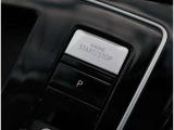 【アドバンスドキーシステム】 ポケットからキーを取り出すことなく、エンジンスタート/ストップボタンの始動と停止が可能なキーレスアクセスシステムです。