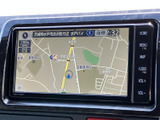 地図を画面に表示でき、目的地までの道順確認に便利なナビゲーションを装備。画面脇のボタンから各種メニューを選べるため、日常のお出かけ先の設定にも活用いただけます。