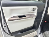 パワーウィンドウのスイッチですよ。運転席に居ながら窓を開け閉めのコントロールできますよ!ロック機能で、子供がイタズラして窓を開けるという事もなくなります!