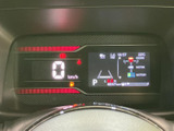 速度やシフト位置、各種車両情報をひと目で確認しやすい表示です。必要な情報がまとまっており、運転中も視線の移動を抑えながら、状況を把握しやすいメーターまわりとなっています。