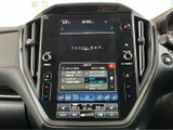 テレビ番組を選んで視聴できる画面を備え、停車中の待ち時間にも映像を楽しめます。番組一覧から選択しやすく、休憩時などに車内で過ごす時間を快適に彩る装備です。