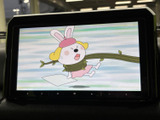 画面にはテレビ映像が表示されており、停車中に番組や映像を視聴できます。休憩時間などに車内で楽しめる装備ですので、お出かけ先での待ち時間にも活用いただけます。