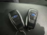 スマートキーをポケットやバッグに携帯していれば、キーを取り出すことなくドアハンドルを握り解錠、ドアハンドルのセンサーに触れるだけで施錠できます。