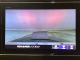 【バックカメラ】運転が苦手な方も車庫入れラクラクです!ギアをリバースに入れれば自動的に切り換わりますので、面倒な操作は不要です♪狭い駐車場もお車を傷つけず安心ですね!