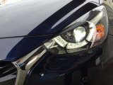 【LEDヘッドライト】明るく白い光で夜の視界を確保し、安全運転をサポート。シャープなデザインと美しい光のラインが、フロントフェイスを精悍に演出しています。