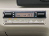 【オートエアコン】一度お好みの温度に設定すれば、車内の温度を検知し風量や温度を自動で調整。暑い&hellip;寒い&hellip;と何度もスイッチ操作をする必要はありません。快適な車内空間には必須の機能ですね♪