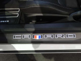 運転席を開けた際に見えるイルミネーテッドドアシルプレートスカッフプレートCAMAROのロゴ文字部分にはLEDバックライトが内蔵されています。ドアを開けた瞬間に文字が白く浮かび上がるように発光。