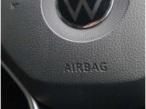 【運転席エアバッグ】 車両前方に衝撃が加わった際に、音響センサーによって瞬時に開きます。 ※シートベルト非着用の場合、本来の性能が発揮できませんので必ずシートベルトを着用しましょう。