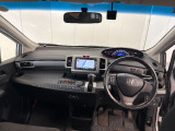 見通しの良い運転席回りとなっておりますので安心して運転をして頂けます!窓が大きいので明るく開放的な室内です