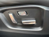 運転席は10Wayの電動シートになっています。ドライバーの体格に合わせたドライビングポジションを設定出来ます。また、2人分のポジションをメモリー出来るのでいつでも自分のポジションに戻せます♪