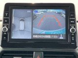 後方の映像に加え、上方から見た車両周辺の様子も画面で確認できます。ガイド表示を目安にできるため、駐車場で後退する際の安全確認をサポートしてくれます。