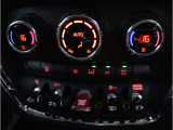 運転中にもオーディオの音量やFMの切り替えなどステアリングでの操作で切り替え可能なため、ステアリングから手を放す必要がない為、運転中でも操作が簡単でございます。