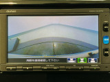 【バックカメラ】運転が苦手な方も車庫入れラクラクです!ギアをリバースに入れれば自動的に切り換わりますので、面倒な操作は不要です♪狭い駐車場もお車を傷つけず安心ですね!