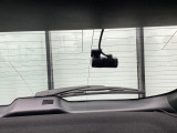 リア側ドライブレコーダー。運転中の映像・音声などを記録して、交通事故やトラブルが起きた時の正確な状況把握に役立つドライブレコーダーが装着されています。