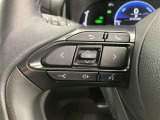 運転中、オーディオの操作をしてて、ハッとしたことはありませんか?ステアリングスイッチは、運転中でもハンドルでオーディオの操作が可能です。安全なドライブをサポートします。
