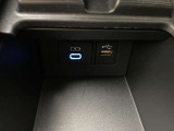 こちらのクルマはUSB接続コネクタも装備されています♪スマホの充電などにお使い下さい。ご旅行中での充電切れも、これなら心配いりませんね!