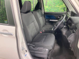 運転席まわりには十分なスペースがあり、大柄な方でもゆったり運転していただける環境です。