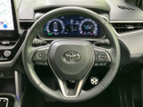握りやすい形状に加え、左右に複数のスイッチを備えたステアリングです。運転姿勢を保ちながら各種機能を扱いやすく、毎日の移動を支える実用的な装備となっています。