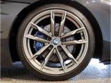 【BMWアロイホイル】軽量かつ強度に拘ったアロイホイル。走行性能ポテンシャルを引き出す設計。車の足元を引き締めてくれる大きなポイントはアロイホイルです。