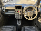 中央にディスプレイと操作部をまとめた配置で、運転席から各部を確認しやすいレイアウトです。手の届きやすい位置にスイッチ類が集まり、日常の車内操作をスムーズに行えます。