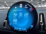 デジタルスピードメーター、航空機のコックピット操作箇所と同じ配色で目が疲れにくいように設計されてます。