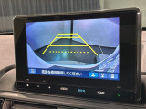 リバースギアに入れるだけで後方の表示へ切り替わります。夜間や雨の日の駐車も楽になりますよ。