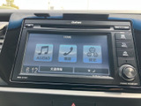 オーディオや電話、設定などのメニューが画面に表示され、選びたい項目を見分けやすい構成です。交通情報や時刻も確認でき、日々の移動を便利にサポートします。