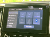 AMやFM、ディスク、USB、Bluetoothなど、オーディオソースを画面から選択できます。使いたい音源を一覧から探しやすく、日々の移動に合わせて選べる便利な装備です。