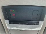 緊急時や危険を感じた時、SOSコールスイッチを押すと専門のオペレーターに繋がり警察や消防への連携をサポート。事故発生時には、エアバック展開時と連動して自動通報します。