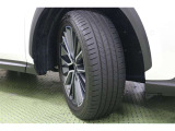 タイヤサイズ 235/50R20。タイヤの空気圧がゼロになっても、一定距離を走行できるランフラットタイヤを装着しています。
