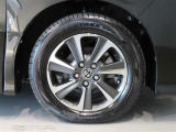 純正のアルミホイール装着車です。タイヤサイズは205/60R16です。