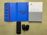メンテナンスノートおよび備え付けのカギの画像になります。これまでの点検・整備履歴が確認できるメンテナンスノートが揃っており、車両の管理状況が分かりやすくなっています。