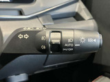 車外の明るさに応じでライトを点灯、消灯してくれるオートライト機能です☆お天気の良い昼間のトンネル走行などオートにしてると便利で安心です☆エンジン停止時にライトの消し忘れも無くなります☆