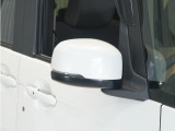 ◆ドアミラーウインカー◆ドアミラーにウインカーを装備しています。対向車に自身の進行方向を合図し安全に運転できます。