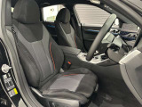 スポーツシートはサポートも良く長時間運転しても疲れません。