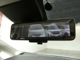スマートルームミラーは、車両後方に設置されたカメラの映像を、ルームミラーに映し出すことで、死角をなくし、安全性を向上させることができます。また、夜間や雨天時でも、クリアな映像を映し出すことができます。