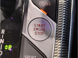 運転中にもオーディオの音量やFMの切り替えなどステアリングでの操作で切り替え可能なため、ステアリングから手を放す必要がない為、運転中でも操作が簡単でございます。