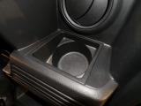 運転席の届きやすいところにドリンクホルダーがついています。視線をそらすことなく手に取れるので運転に集中できて安心ですね。