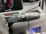 オートライトとは、自動車に装着された自動点灯式ライトのことです。周囲が暗くなるとライトが自動で点灯し、明るくなると自動で消灯する機能を持っています。