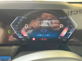 カーブドディスプレイ:メーターパネルからナビ画面を一枚の曲面のディスプレイにする事で、人間工学に基づいたタッチコントールが可能、コックピットのスイッチ類を極力減らし、よりシンプルなインテリアデザインに