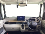 運転席は、大きな座面と包み込むような背もたれがドライバーの身体全体をしっかり支えます。上質なシート素材と座り心地のよいクッションを採用し、長時間の運転やコーナーの多い道も快適です