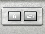 【パワーバックドア】スマートキーや運転席のボタンを押すだけでリアゲートが自動で開閉します!荷物を持っている時や、高い位置にあるバックドアを閉める際に便利な機能です♪