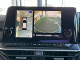 『アラウンドビューモニター』は、空から見下ろすような視点で、スムースな駐車と安全確認をサポートします。