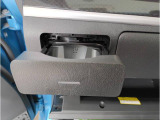 ワンプッシュ式オートオープンカップホルダー。