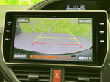 後方の様子を画面で確認しながら駐車でき、ガイドラインも目安として活用できます。周囲の安全を目視でも確かめつつ、駐車時の後退操作をサポートする便利な装備です。