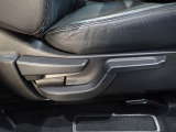 運転席はシートハイトアジャスター付で高さ調整が出来るので、色々な方のドライビングポジションに合います!