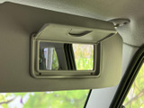 サンバイザーにはミラーが備わり、カバーを開けて身だしなみを確認できます。運転席から手の届く場所にあり、乗車前後のちょっとした確認にも便利な装備です。