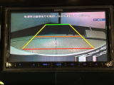 リバースギアに入れるだけで後方の表示へ切り替わります。夜間や雨の日の駐車も楽になりますよ。