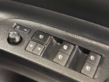格納式リモコンドアミラーと、パワーウィンドウマスタースイッチです。車内の換気も運転席から簡単に行えます。